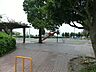 周辺：滑り台、ブランコ、砂場といった定番遊具があります。高台立地でお天気の良い日には富士山もみられる気持ちの良い公園です。