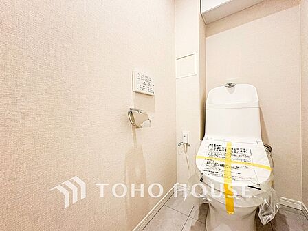 トイレはシンプルにホワイトで統一した温水洗浄付です。