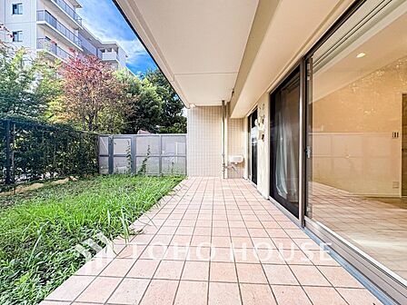 毎日の暮らしの中に癒しを与えてくれる専用庭とテラス付きの住戸です。