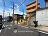 外観：前面道路含む現地写真『快適』は「家」と「街」と「環境」が調和した時に訪れるだと改めて感じさせてくれます。