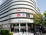 周辺：「新横浜」駅より徒歩2分。ファッション雑貨、レストラン、カフェ、食品スーパーまで取り揃えています。