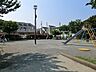周辺：閑静な住宅街の中の公園。すべり台やブランコなどの遊具が揃っており、お子様の遊び場にぴったり。