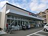 周辺：お薬や日用品はもちろん、冷蔵食品・冷凍食品・酒・たばこなどをお手ごろ価格で取り揃える頼もしいお店。