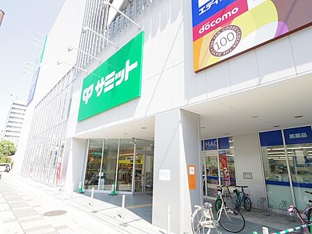 食品から日用品、お惣菜や焼き立てパンまで幅広く取り扱っています。百円ショップも館内にあります。