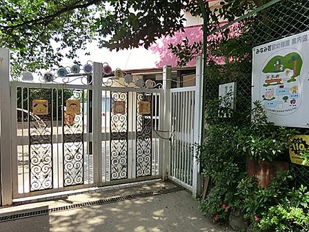 緑豊かな自然に囲まれた幼稚園です。子どもたちは園庭や神社の境内で毎日元気いっぱい遊んでいます。