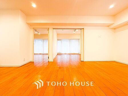 やわらかな陽射しがふりそそぎ、室内に開放感と爽快感をもたらします。