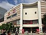周辺：ダイエーが展開するスーパーとコンビニを融合させた都市型スーパーマーケット。短時間でもお買い物しやすい工夫が嬉しいお店。