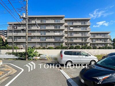 外観：爽やかな青空の下に贅沢なほどに降り注ぐ陽光、豊かな居住性と、クオリティが見事に調和した住空間。
