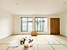 室内：やわらかな陽射しがふりそそぎ、ゆったりした時間が流れる室内。