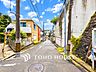 外観：前面道路含む現地写真『快適』は「家」と「街」と「環境」が調和した時に訪れるだと改めて感じさせてくれます。