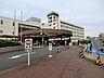 周辺：内科、小児科、循環器科、外科、産婦人科などの診療科がある総合病院。