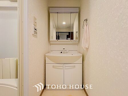 洗面台・洗面所三面鏡裏収納には化粧品や洗面用品類をすっきり整理できます。