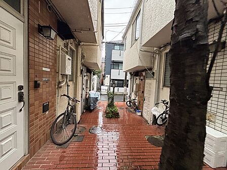 手入れの行き届いた敷地内通路が、上質な暮らしをアピール
