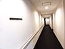 その他：静かな照明が導く通路で、外の喧騒を忘れ落ち着いた帰り道を楽しめます
