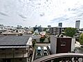 目の前に高い建...