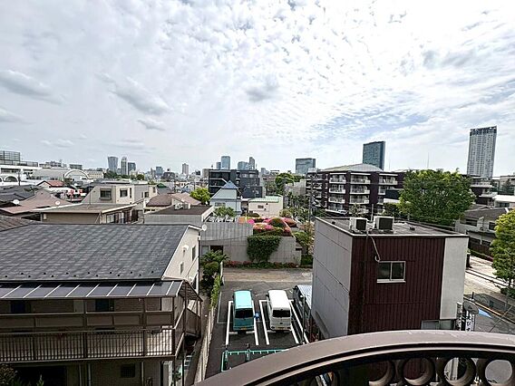 目の前に高い建...