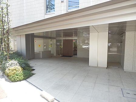 石造りの高級感溢れるエントランスです。