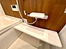 浴室：取り外してバステーブルにもできるカウンター（施工例） 掃除は丸洗いできて衛生的。