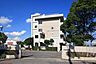周辺：瓦葺中学校 校章の由来は、大きく羽ばたくシラコバトのようにこの瓦葺中も躍進するようにという思いが込められている。