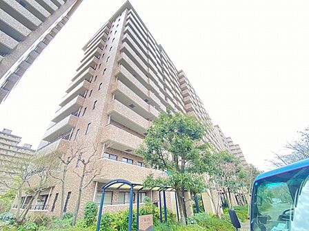 澄み渡る青空、ご家族との未来を育む新しい生活がここから始まります。