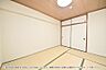 和室：約6帖の和室。リビングに面し、戸を開ければすぐご家族の笑顔が見えるお部屋です。 　室内写真は家具をCG加工により消去しています。実際の状況とは異なる場合がございます。ご了承ください。
