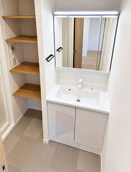 洗面台は朝を快適させてくれる空間としては大切な空間です。バタバタしている忙しい朝でも収納が多い洗面台では短時間で効率良く支度ができます。