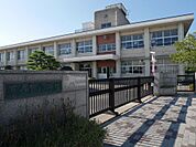 佐賀市立東与賀小学校（890m）