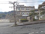 日吉台小学校まで1600メートル