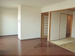 JR湖西線 大津京駅 徒歩13分の賃貸マンション 4階2LDKのリビング/ダイニング