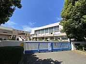 小学校「市立鶴巻小学校まで680m」
