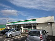 コンビニ「ファミリーマートまで220m」