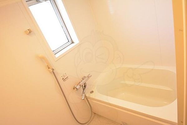 画像8:窓有りで換気ができるお風呂です