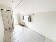 洋室6.6帖。フローリングの部屋は清潔感があり、日々のお掃除も楽で助かります。