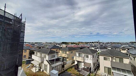 周りに高い建物...