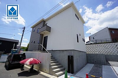 外観:地球に優しいオール電化住宅でエコな暮らしを^^駐車スペースはゆとりある3台分を確保。最新の設備で気持ちの良い新生活を送りませんか。 外観:地球に優しいオール電化住宅でエコな暮らしを^^駐車スペースはゆとりある3台分を確保。最新の設備で気持ちの良い新生活を送りませんか。