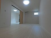 ★ＬＤＫ１２帖★角部屋★二面採光★システムキッチン★２口コンロ★ペット飼育相談可（保証金１．５ヵ月契約時償却、ペットは小型犬（体長５０ｃｍ程度）に限る）★