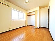【外装リフォーム中】2階北東側5.25帖洋室です。