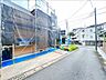 駐車場：【内外装リフォーム中9/28更新】現地外観別角度の写真です。周りが立て込んでいない立地となっております。隣地との間に充分な空間がありますのでおうちの背景に青空も映えますね。