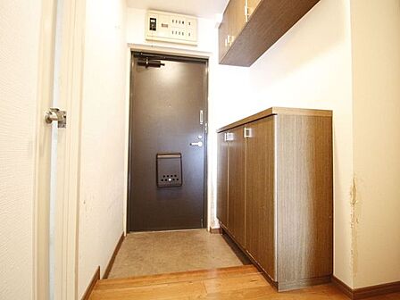 収納豊富なシューズボックスを配置した機能的な玄関エリア。ご家族全員の靴をすっきり整理整頓でき、玄関口を常に広く清潔に保てます。手すりや照明も整っており出入りもスムーズです。