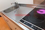 2口の電気コンロ。広さもあります♪