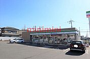 ファミリーマート茨木鮎川五丁目店 572m