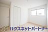 寝室：独立性を高めたお部屋。たっぷりの収納も配備しており、片付いた空間を現実出来そう。陽光も降り注ぐ明るく開放的な空間が魅力的。