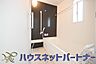 浴室：窓がある浴室は心地よいバスタイムを演出してくれます。早起きした日は朝風呂で一日の始まりです。