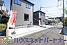 外観：堂々たる趣ながら、主張し過ぎずどこか余裕を感じさせるシャープなフォルムで佇む邸宅は、晴天の空と照らし合わせる事で、本来あるべき完成形の姿を見せてくれます。