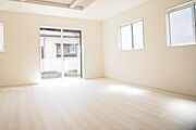 通風・採光に優れ、心地よい光と風が溢れています。 贅沢で豊かな居住性と、プライドを満たすクオリティが見事に調和した住空間。新築ならではの快適なひとときをご体感頂ける筈です。