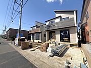 上質感漂う玄関へのアプローチ。居住者の帰り、訪れる方を優しく迎える・安らぎに満ちた生活空間を予感させる。健やかな暮らしを楽しめそう。