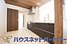 キッチン：人工大理石トップを纏った最新設備搭載のシステムキッチン。収納数も多いので、常に纏まりある空間に。DKを見守りながらお料理も出来るので、お子様がいても安心です。