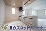 室内：人工大理石のワークトップやシンクは、水を流しただけできれいになったように見えます。白いキッチンは明るく清潔感があり、とっても素敵です。