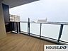 バルコニー：開放感あふれる広めのバルコニー。外の景色を眺めてくつろげます。
