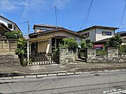 新高山分譲地内　南ひな壇にて陽当たり良好　前面道路幅員9.1ｍにつき開放感あり　並列4台分の駐車スペース確保可能　尾道市民病院まで徒歩5分の立地　既存建物を解体撤去し、お建て替え前提でご検討ください！